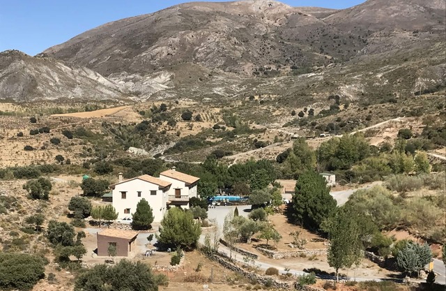 Bonilto Wohnung von Bergen in der Sierra Nevada umgeben