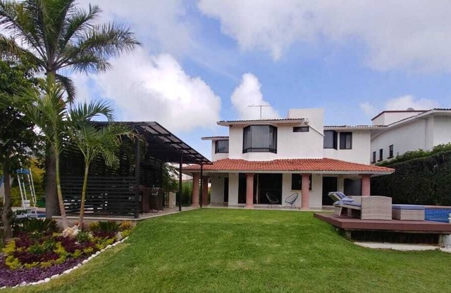 Bonita casa con amplio jardín y terraza