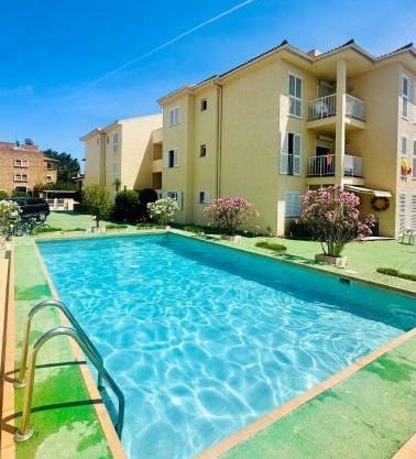 Bonito apartamento con piscina a 50 metros de la playa!