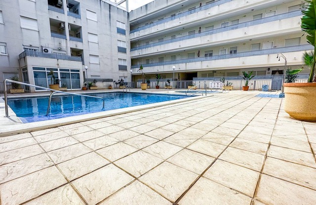 Bonito Apartamento en Almoradi con Piscina