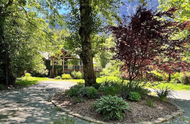 NEUES haustierfreundliches Ferienhaus im Wald, umgeben von Bergen