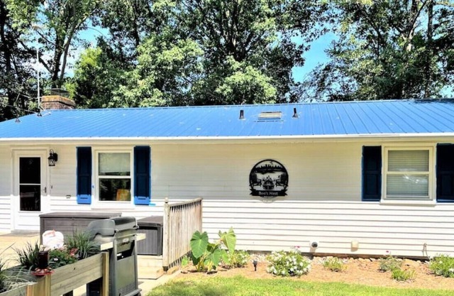 Boo's Nest on Hyco Lake - Pet Friendly