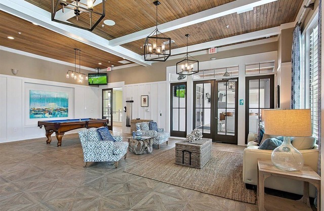 Beach Chic Unit w/ 75in SmartTV, POOL VIEW, 1st Fl