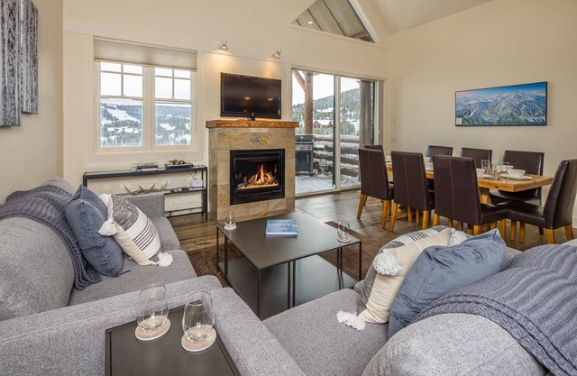 Book a Holiday Getaway Today! Ski-in, Ski-out Townhome with Private Hot Tub