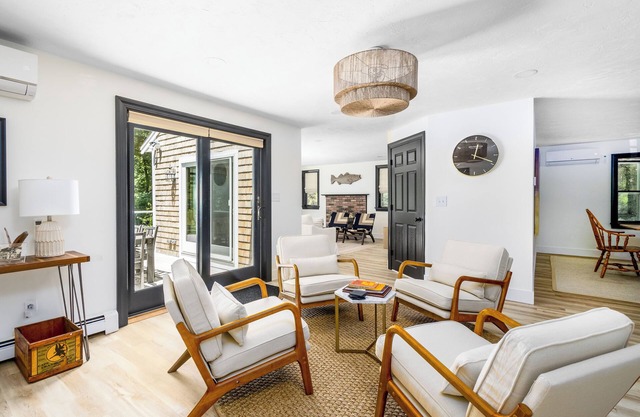 Modern & Tranquil Cape home close to town and beaches!
