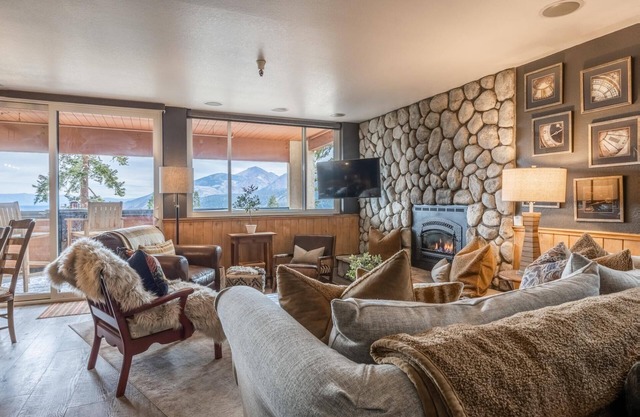 Book a Summer Getaway Today! Townhome with Private Hot Tub and Incredible Views