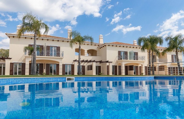 Book for 2024 your luxury 3 bedroom, Villa Cascata, pool, close to Olhos de Agua