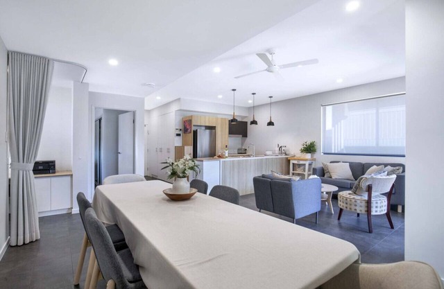 Contemporary Apt, Premium Local, WiFi, Wine, Cafes