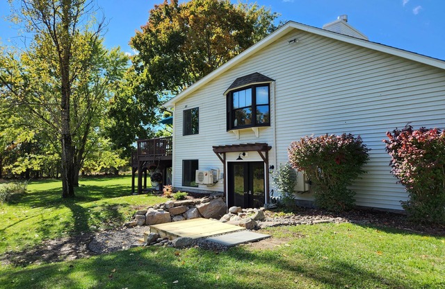 Book newly renovated entire first level. Quiet country cottage.