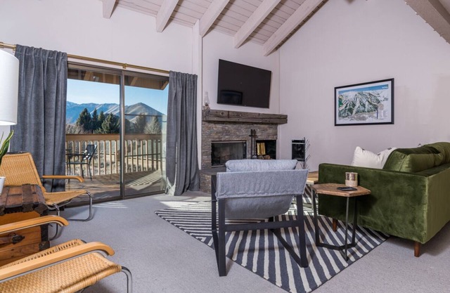 Condo with Mountain Views and Shared Hot Tub