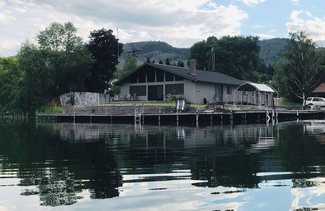 Schönes Haus am See in der Nähe von Restaurants und der Stadt.