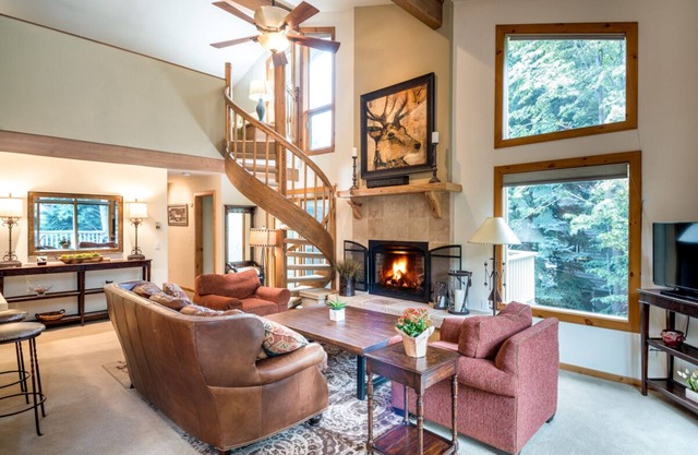 Luxury Townhome kurzen Spaziergang von Warm Springs mit privatem Whirlpool, Feuerstelle und Blick auf die Berge