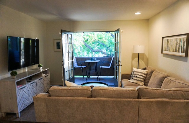 Book Now! GREAT LOCATION 2Bd 2Ba, Pool View , Greenbelt, Walk the Silverado Path