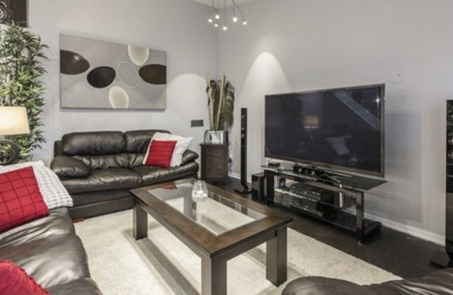 BOOK NOW!! King bed! Entire Home! Perfect location. 5 star accommodation!!