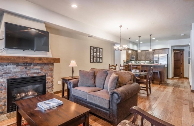 Book Summer Stays Now! Three-Level Townhome with Golf Course Views