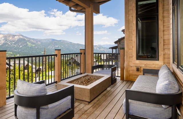 Book Your Summer Getaway Now! Luxury Townhome in Spanish Peaks with Private Hot Tub!