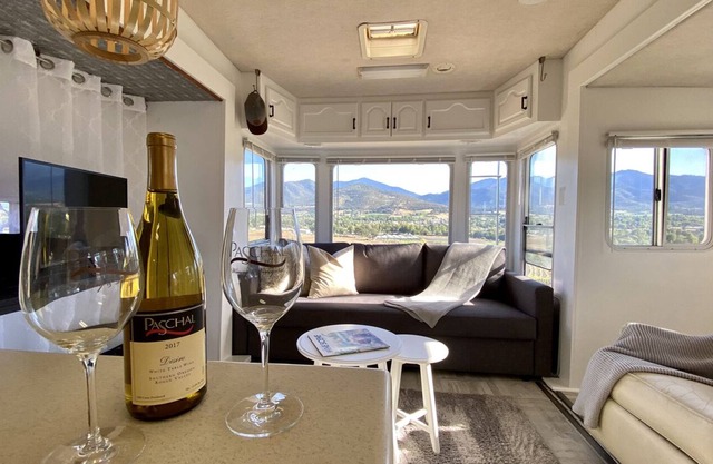 BookStayHop - Glamping Compound at Paschal Winery ~ Sleeps 4 ~ Hot Tubs ~ Kitche