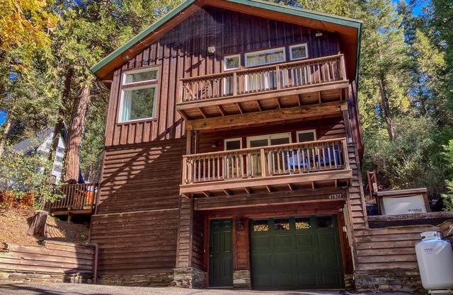 Boom Chalet Yosemite: Secluded Creekside Escape