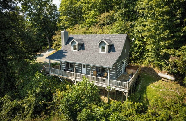 Boone/Blowing Rock Mountain View Cabin: Hot Tub, Sleeps 8 - Perfect Getaway!
