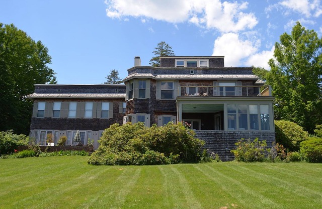 Booth Cottage: Gehen Sie einen privaten Weg zum legendären Singing Beach.