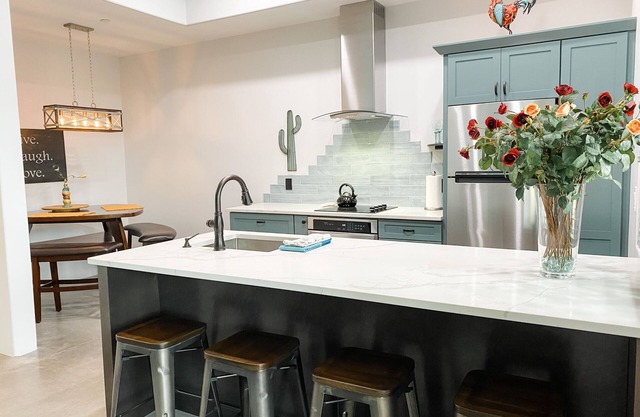 Bootlegger's Loft / Luxury 2 Bedroom, 2 Full Bathroom Condo