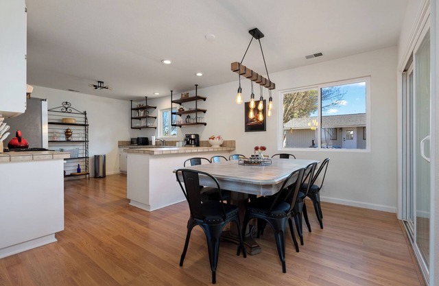 Boots & Barrels Ranch-2 master bedrooms,2 add'l bedrooms,3 baths, views, firepit