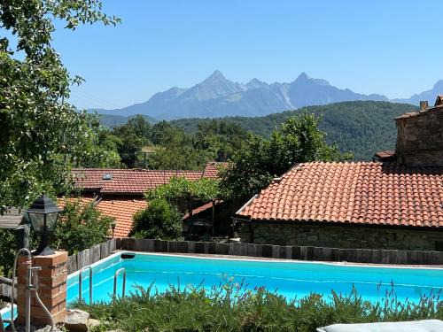 Borgo di Quarazzana holiday house with pool for groups Tuscany