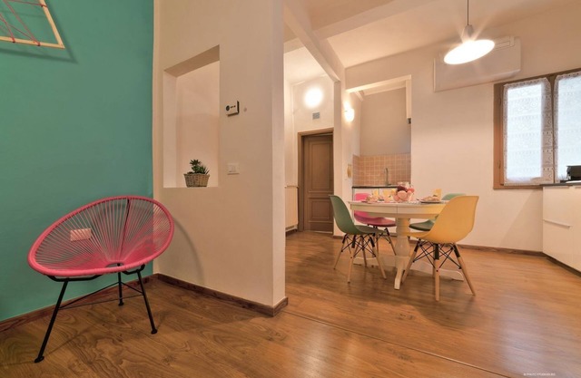 glückliche Wohnung in lebhafter Umgebung