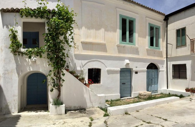 BORGO PETELIA, Casa Centro, Antica abitazione calabrese con giardino, ristrutturata