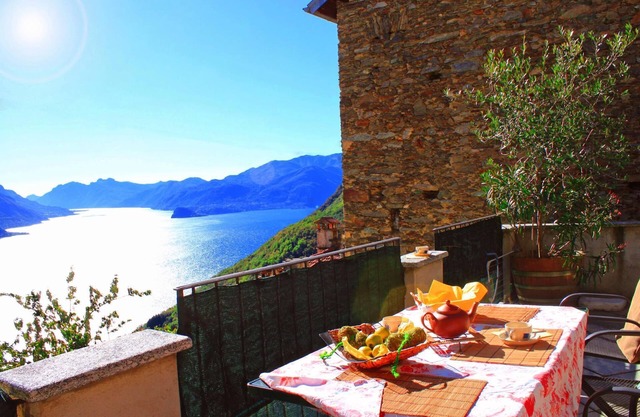 Borgo SanMartino Land-Ferienhaus mit Seeblick