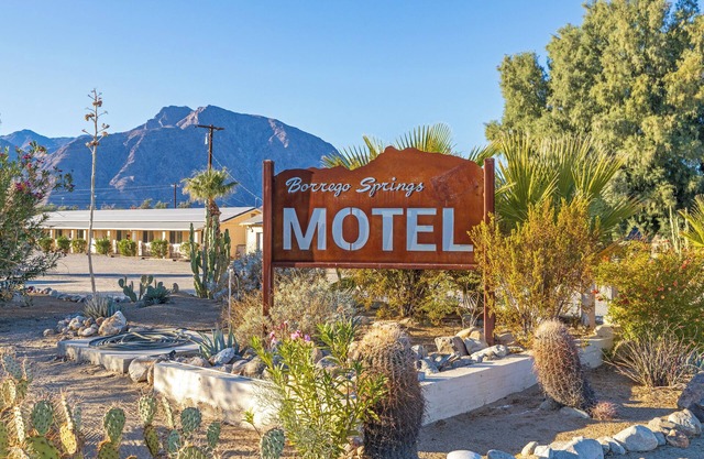 Borrego Springs Motel; small motel; big pool; walk to Christmas Circle/downtown