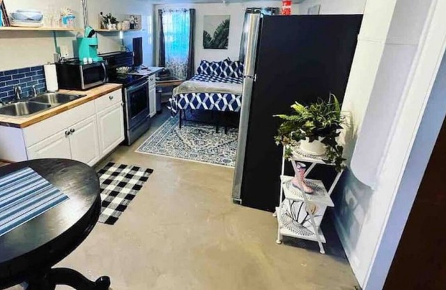 Bo’s Central Studio with Washer, Dryer & HOT TUB
