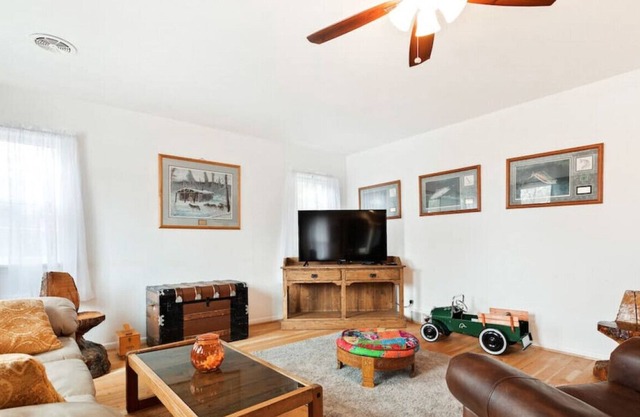 Bo’s Landing with Washer, Dryer and Hot Tub