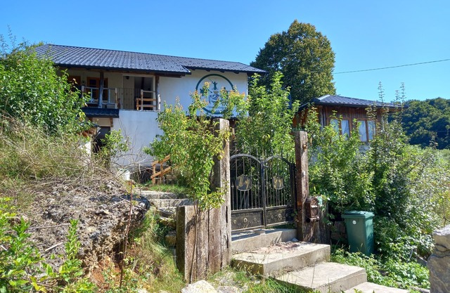 Bosnische Haus neben Fluss Una , mit Blick auf alte Festung Ostrovica