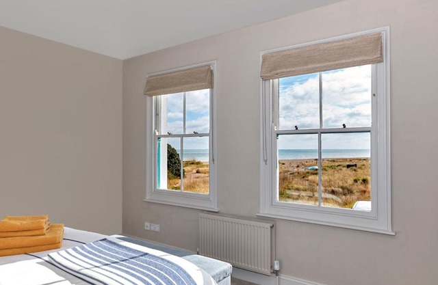 Bosun Cottage - Boutique retreat on the beach