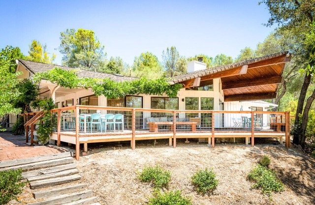 BottleRock Farm: 80acre Ranch, Alpacas,Lake,Hot Tub