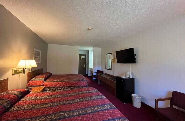 Boulder Bear Motor Lodge - Two Queen Beds 117 Front