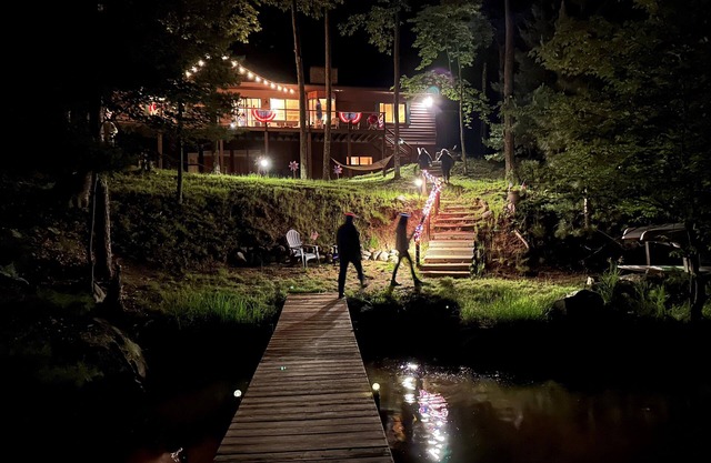 Boulder Lake Lodge; Beautiful, spacious, great views with boat dock & water toys