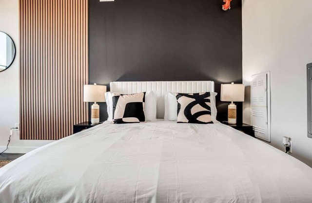 Boulevard Stays Sleek Studio Pool, Gym, & Zero Parking Fee