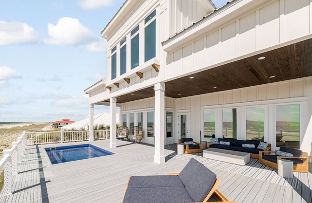 Bourbon Bay - Beachfront with Private Pool