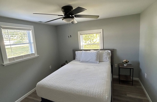 Bourbon Trail Bungalow-fast WiFi, low cleaning fee, lots of parking, fenced in