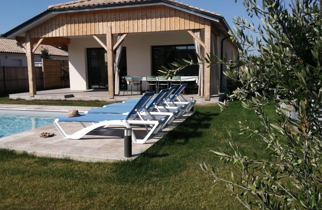 Bourg d'Hourtin, new house with pool and garden near the lake.