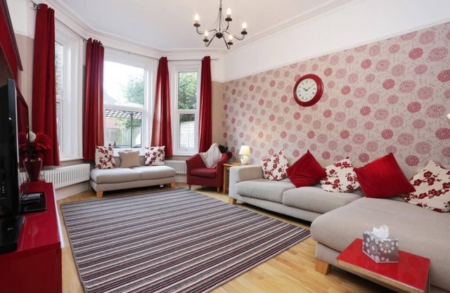 BOURNECOAST: 6 BED HOUSE WITH GARDEN - WIFI - GAMES ROOM - NEAR SHOPS/BEACH-8380