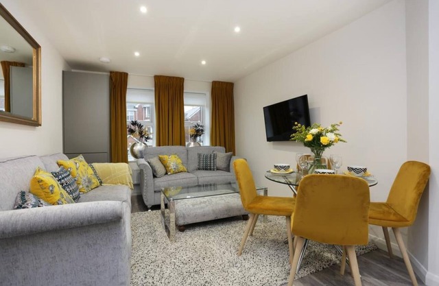 BOURNECOAST: MODERN 2 BEDROOM FLAT CLOSE TO BEACHES AND BOSCOMBE SHOPS - FM8387