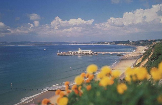 BOURNECOAST: MODERN MAISONETTE WITH DECKING NEAR TOWN CENTRE & BEACHES - FM6289