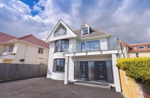 Bournecoast: Modern clifftop ground floor apartment with garden by beach - FM827