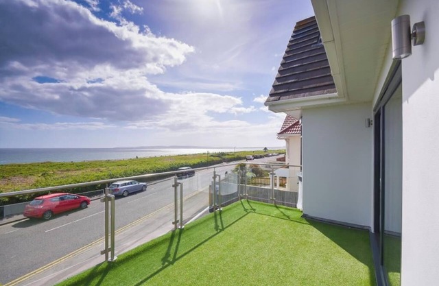 Bournecoast: Modern clifftop apartment with panoramic sea views by beach - FM827