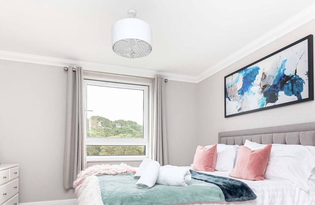 BOURNECOAST: MODERN APARTMENT - BALCONY & PARKING - NEAR SANDY BEACHES - FM6326