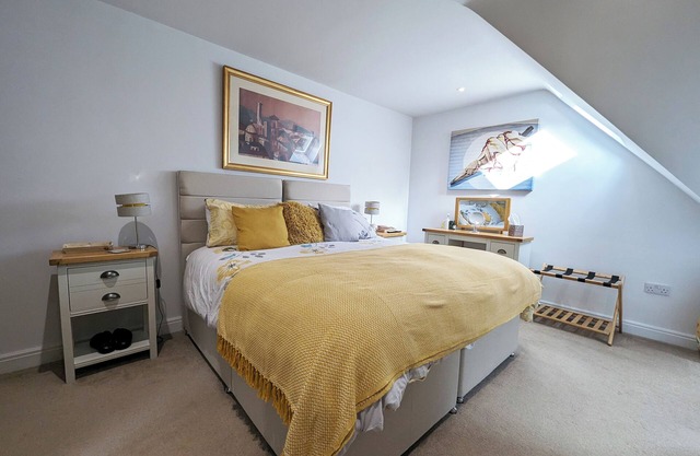 Bournecoast: Modern apartment near sandy beaches - with parking and WIFI -FM9650