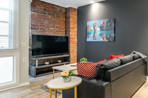 Boutique 2BR Apartment on James St North Sleeps 6